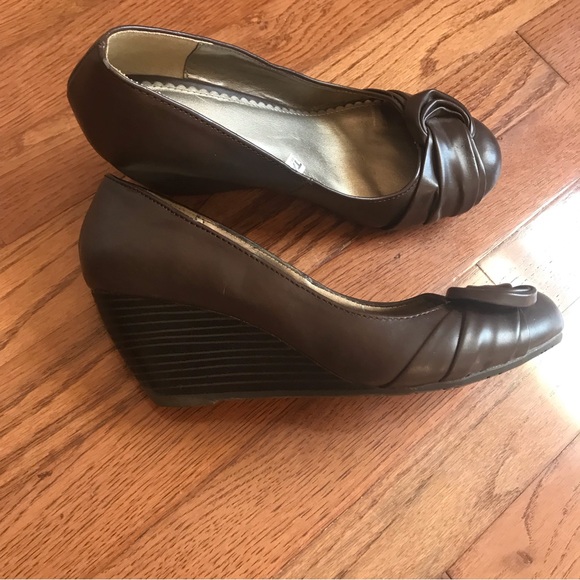 Xhilaration Women’s wedge heels; Brown, size 8. - Picture 3 of 6